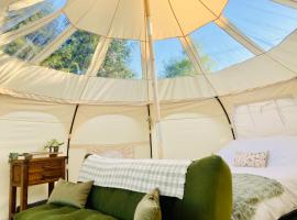 Luxury Stargazing Glamping - Seren Aur with Hot Tub, khách sạn ở Llanidloes