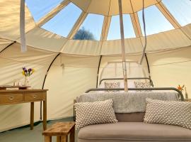 Luxury Stargazing Glamping - Seren Hardd with Hot Tub, khách sạn ở Llanidloes