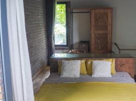 Bungalow thư giãn và vườn cây xanh, hotell i Hanoi