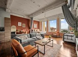 Bright and Modern Downtown Loft with Skyline Views, Free Valet, Gym