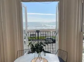 Seaview flat with balcony, spacious 2 bedroom