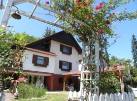 Ferienhaus in Zebegény mit Garten und Grill，錫伯根尼的飯店