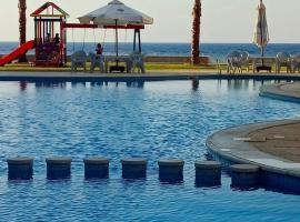 شاليه d13 غرفتين 2حمام للايجار مصيف بمطروح قرية لونج ايلند جزيرة روميل, hotel em Marsa Matruh