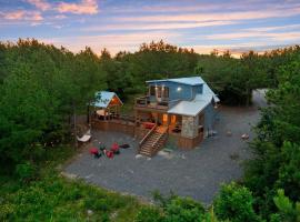 브로큰 보우에 위치한 코티지 Lux Hochatown Cabin! 5 minutes to town-Hot Tub-Fire Pit-Game Room-Mtn Views