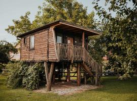 Treehouse Drevesna hiška Štrkovo gnezdo Ranč Jureš – hotel w mieście Ljutomer