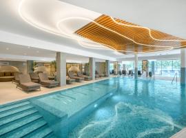 Kenese Bay Garden Resort & Conference: Balatonkenese şehrinde bir otel