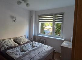 Apartament JUKI, obok Katowice Wynajem na doby, krótkoterminowy, 2 pokoje balkon, 50m2,- po kapitalnym remoncie 2-ga sypialnia jest częścią salonu: Siemianowice Śląskie şehrinde bir otel