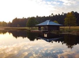 eKuthuleni - Wooden Cabin over the lake, Hotel in Howick