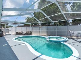 Stunning Modern Home in Tampa with Pool - Just 5 Minutes from Airport!, koča v mestu Tampa