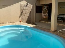 Casa com piscina, hotel en Várzea Grande