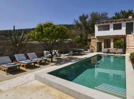 Cosy holiday home with swimming pool, hotell i Biniamar