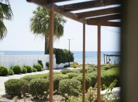 Searenity Seafront house - 50m from the beach