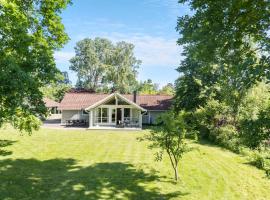 Gorgeous Home In Dronningmølle With Kitchen, hotel in Dronningmølle