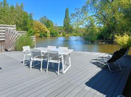 Time 2 Relax chalet aan het water, hotel en Geel