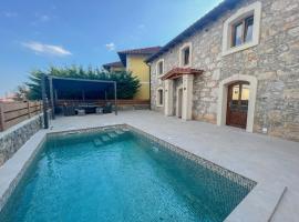 Stone Villa Otranto with pool, close to Opatija, hotel u Ičićima