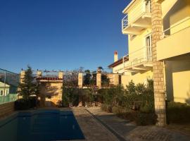 Charmantes Studio mit Balkon und Pool, hotell i Novigrad Dalmatia