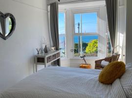 Ocean Terrace, Ilfracombe Spacious, Sleeps 8, Stunning Sea Views, Parking, Garden, Pet Friendly, hotel em Ilfracombe