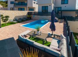 Exclusive New House w private pool, mökki kohteessa Vodice