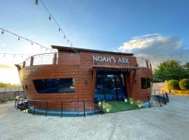 Noah's Ark Hotel powered by Cocotel، فندق في داويس