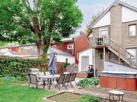 Charming Corktown Home with a Backyard, hotell i Hamilton