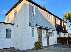 Semi Detached House in Aldershot, hotel din Aldershot