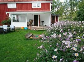 Ruhig gelegenes Ferienhaus mitten im Grünen, hotel en Vimmerby