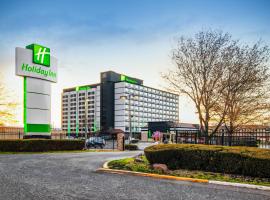 Holiday Inn Newark International Airport, отель в Ньюарке