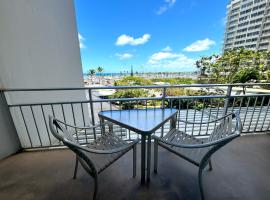 Ilikai Apt 302 - Spacious Studio with Stunning Ocean & Harbor Views, hotel v Honolulu