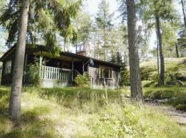 Ruhig gelegenes Holzhütte mit Terrasse inmitten eines Waldgebiets in der Nähe eines Sees, hotel a Flen