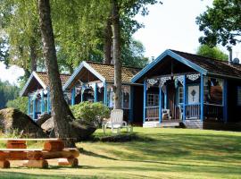 Gemütlicher Seebungalow mit Kamin und Terrasse, hotel en Ulricehamn