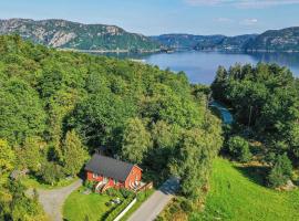 Beautiful Home In Farsund With Kitchen, отель в городе Фарсунн