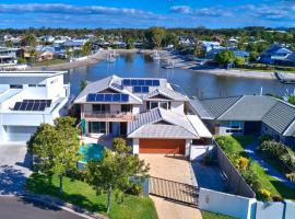 Large Canal-front House at Mooloolaba, hotel en Mooloolaba