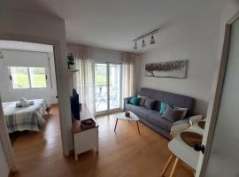 Apartamento a 300 mts de la playa, 25 minutos de Port Aventura y 50 de Barcelona, hotel a Comarruga