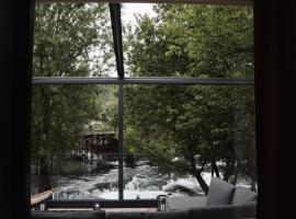 Waterfall Glamping Cabin, hotell i Bihać