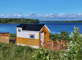 Waterfront Tiny House near Pomquet Beach- Winterized, minicasa en Antigonish