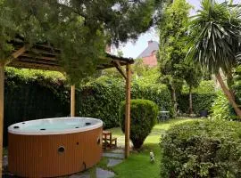 Moderna Casa de Lujo con Jacuzzi en el Jardín