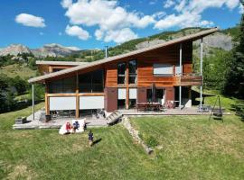 Chalet d'architecte avec vue panoramique โรงแรมในอัลโลส