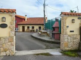 Casa de pueblo adosada, en la zona rural de Gijón.