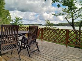 Naantalissa idyllinen, pieni merenrantamökki, hotel en Naantali