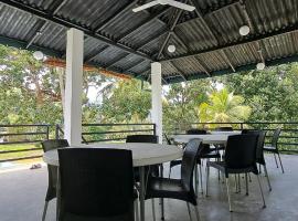 Henas Revrstone Holiday in, hotel en Matale