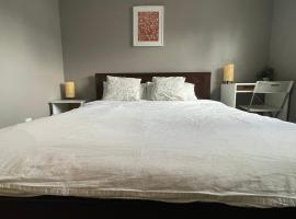 private room with queen bed in richmond 202, hotel a Richmond