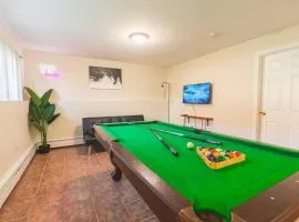 Roomy Boston 5BD-3BA-Pool Table-Free Parking