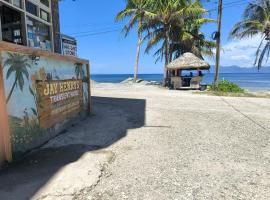 Jay Henry Transient Beach house, B Pagudpud, BLUE LAGOON BEACH, hotelli kohteessa Pagudpud