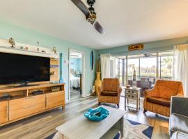 Beachfront Siesta Key Condo with Pool Access!, hotel din Siesta Key