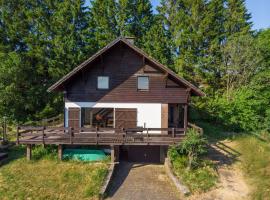 Typical Ardennes chalet with hot tub, hotelli kohteessa Ovifat