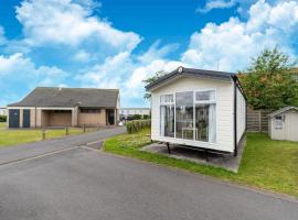 Chalet on a luxury campsite near the sea, hotel sa De Haan