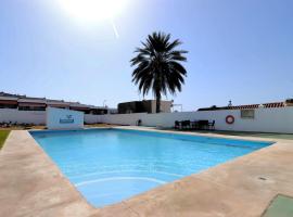 Spacious and charming 500 sqm Villa community pool 800m Aguadulce beach, готель у місті Агуадульсе