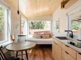 Stay Portland Collection - Mesa Tiny House Oasis on Alberta, hotel din Portland