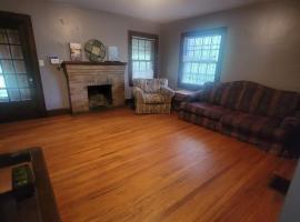 Quaint Apartment in Older East Knoxville, hotell i Knoxville