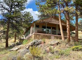 Rose Den - Romantic Mountain Cabin with Views!, hotel di Estes Park